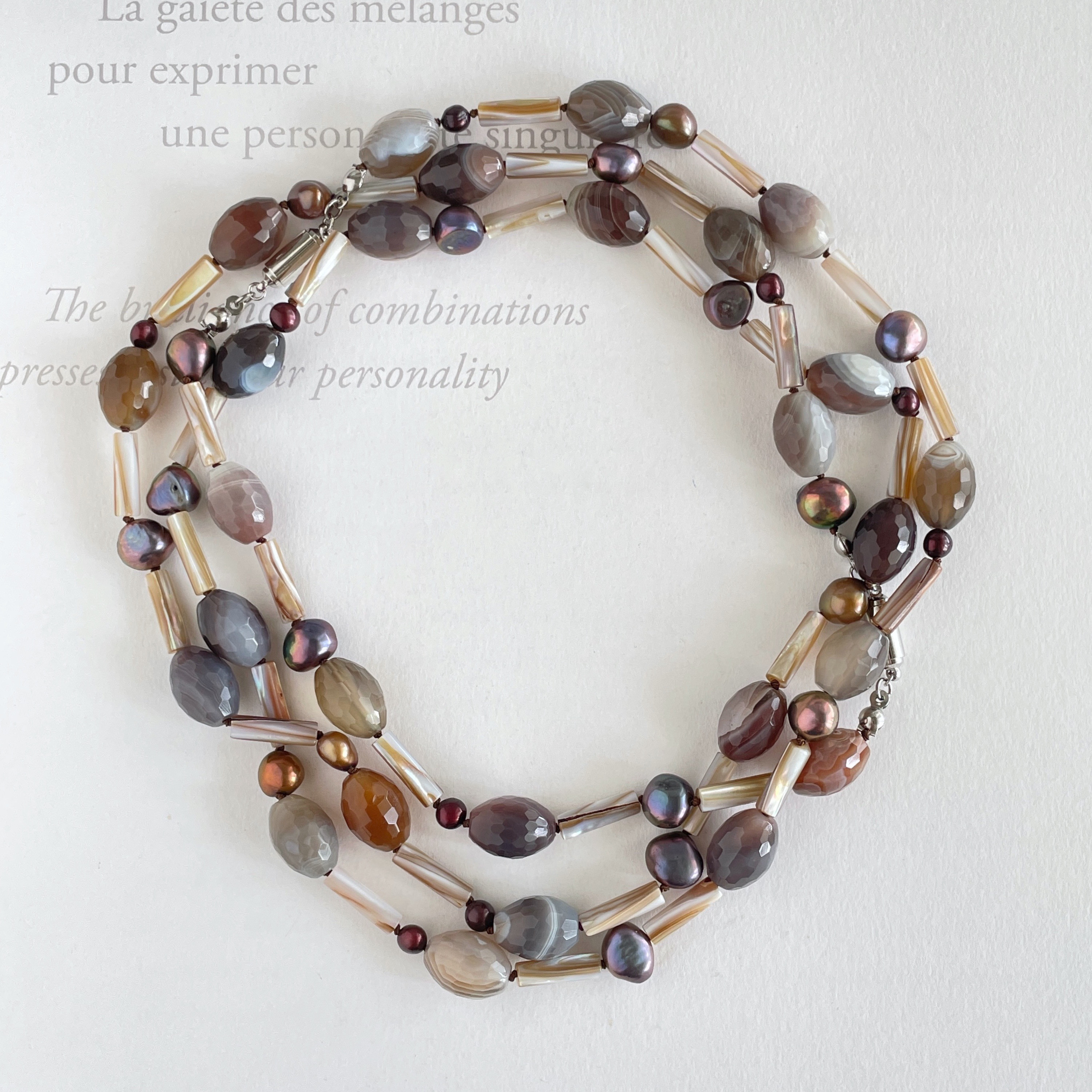 ボツワナアゲート・淡水パール・マザーオブパール 異素材をコラボしたロングネックレス　1点もの