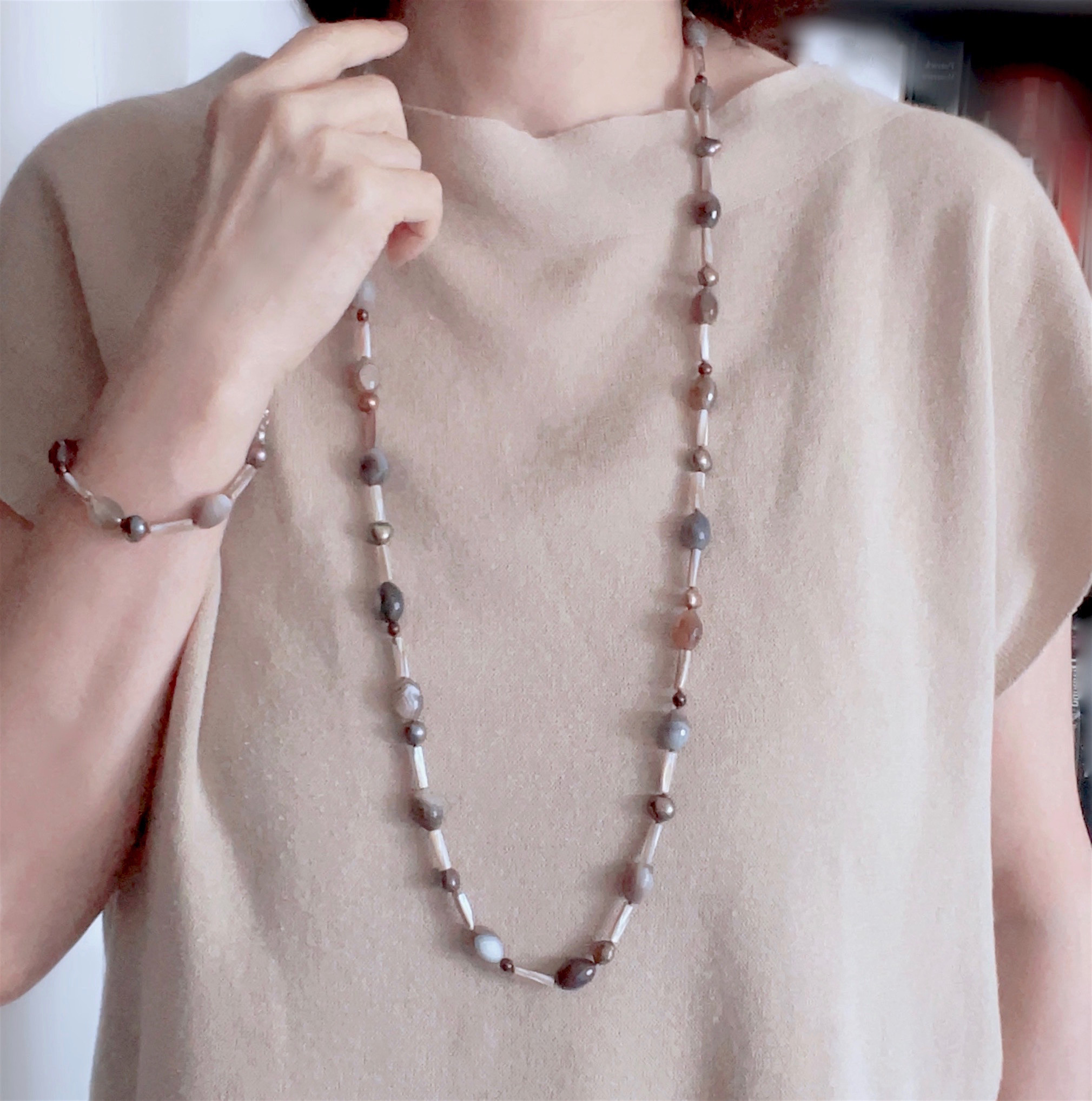 ボツワナアゲート・淡水パール・マザーオブパール 異素材をコラボしたロングネックレス　1点もの