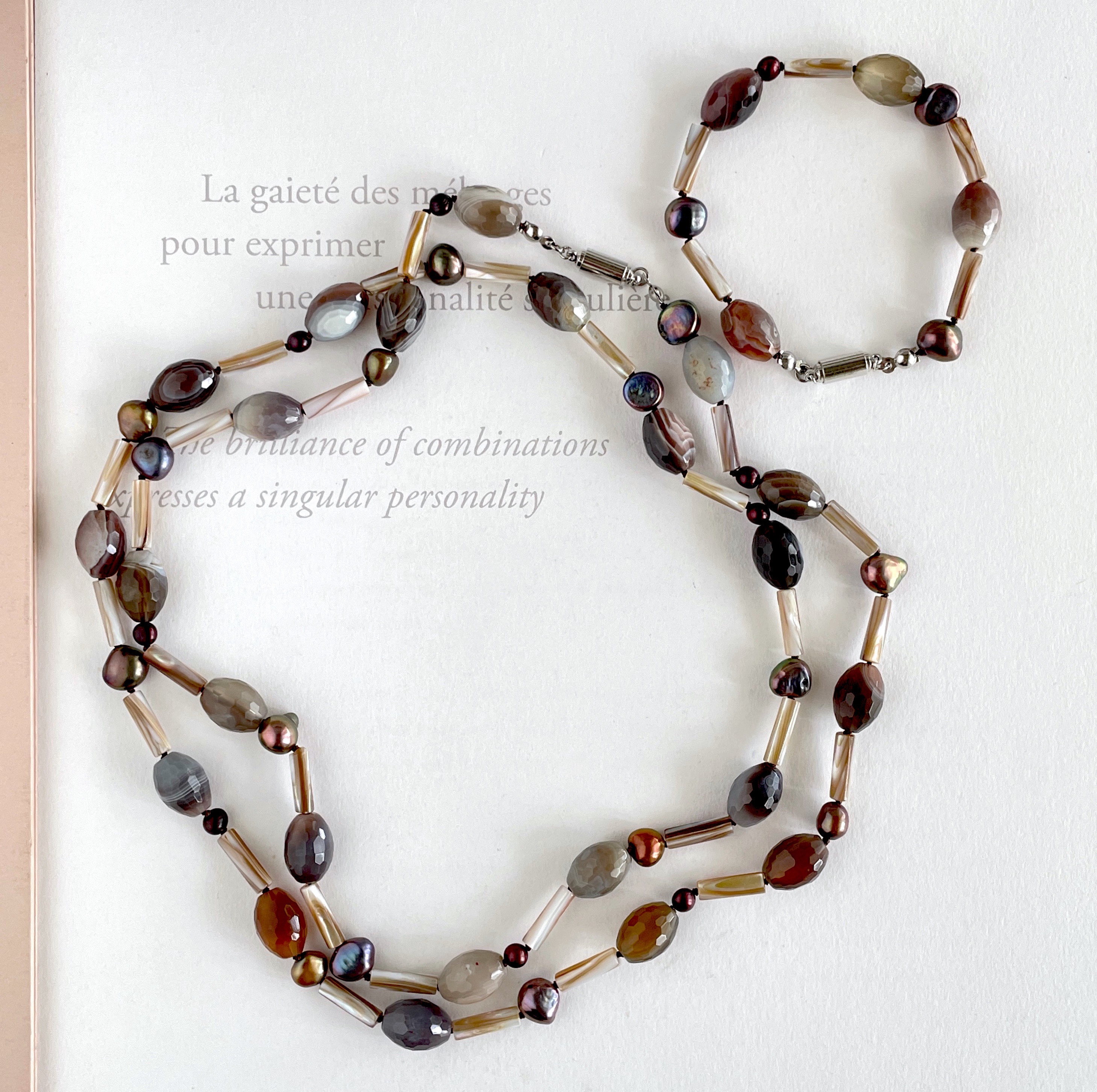 ボツワナアゲート・淡水パール・マザーオブパール 異素材をコラボしたロングネックレス　1点もの