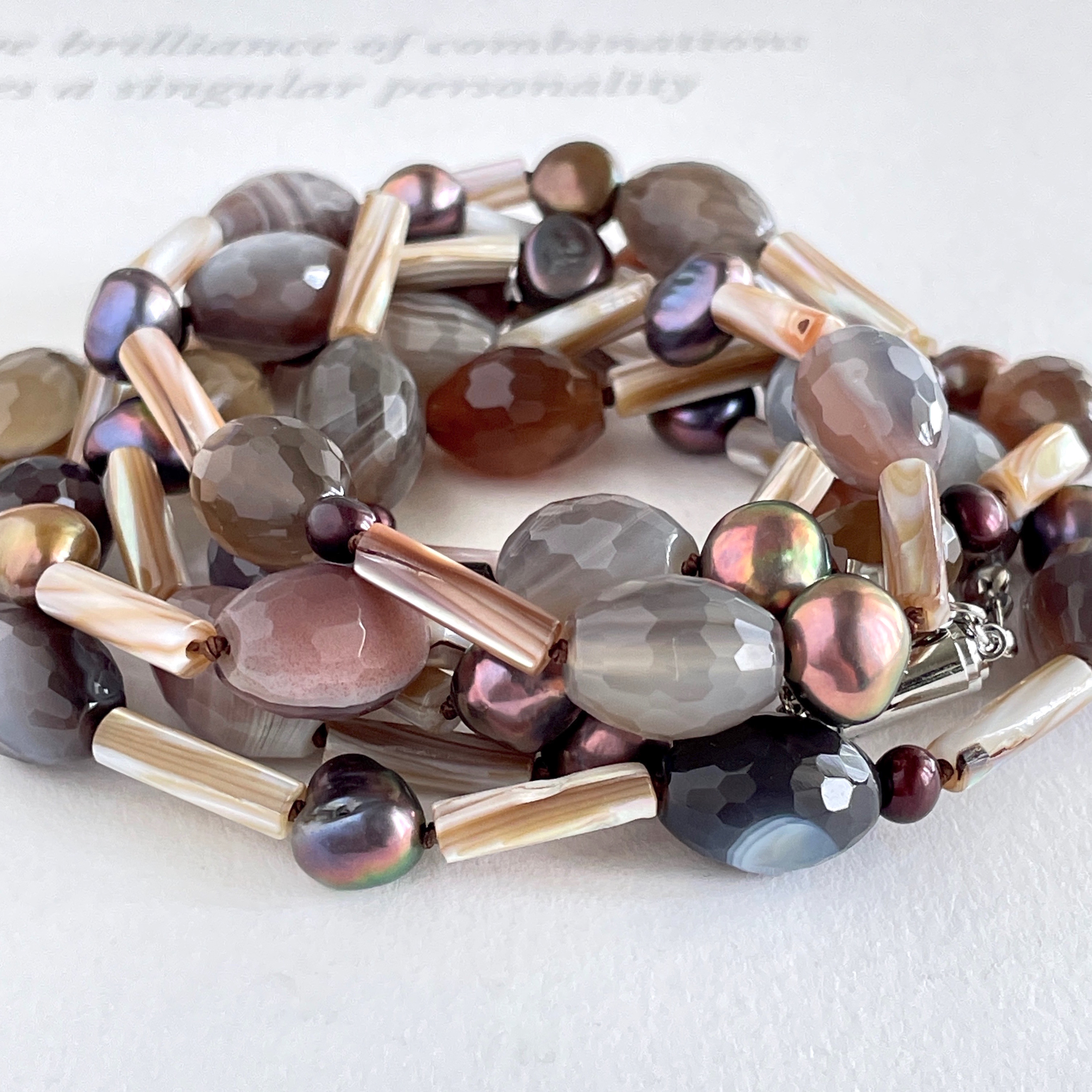 ボツワナアゲート・淡水パール・マザーオブパール 異素材をコラボしたロングネックレス　1点もの