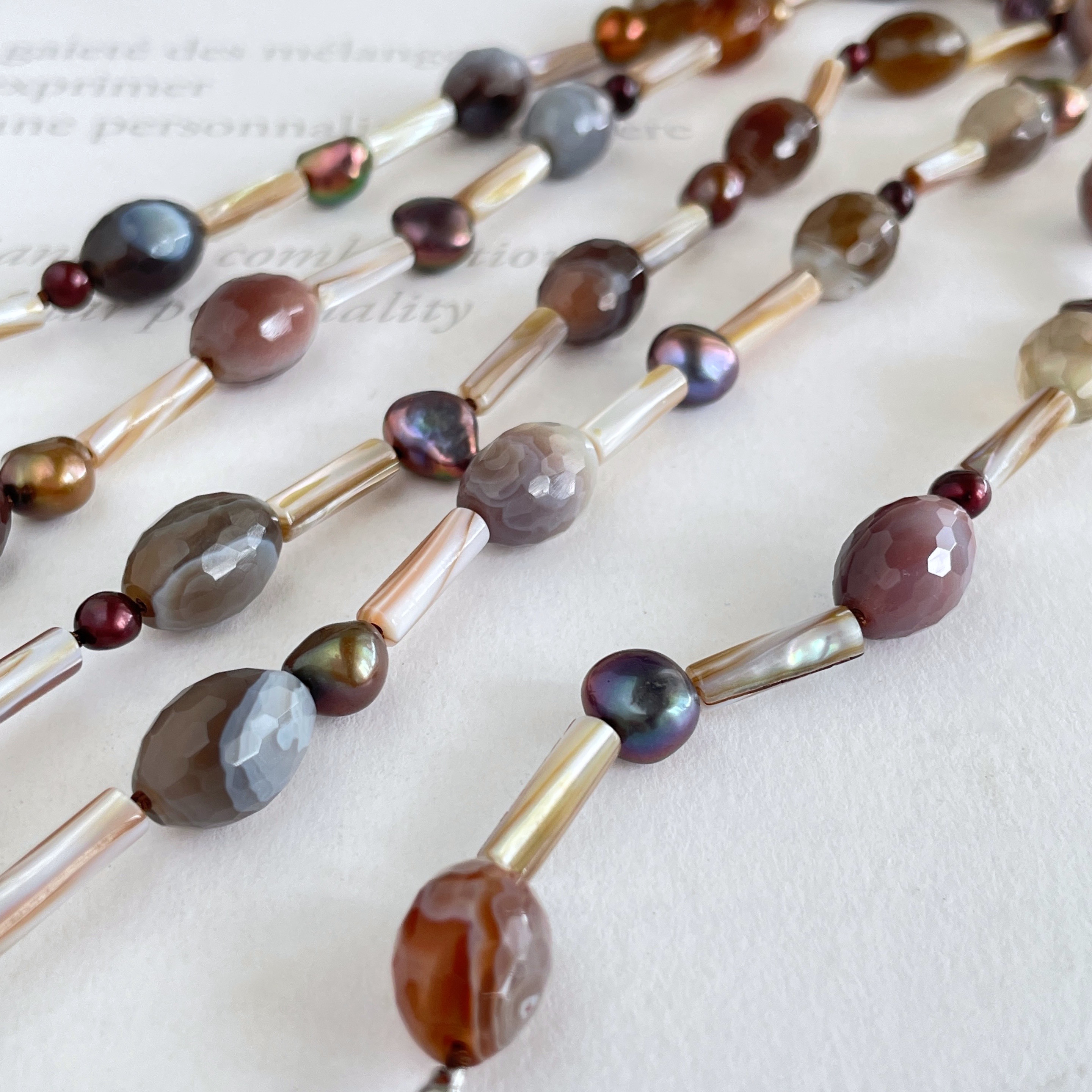 ボツワナアゲート・淡水パール・マザーオブパール 異素材をコラボしたロングネックレス　1点もの