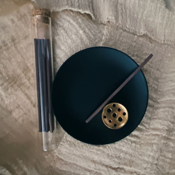 真鍮香立て（9穴）と黒マット鉄器プレート＋試験管入り線香付き 5枚目の画像