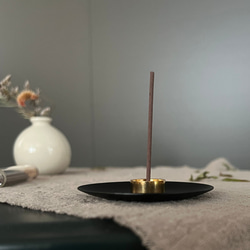 真鍮香立て（9穴）と黒マット鉄器プレート＋試験管入り線香付き 1枚目の画像