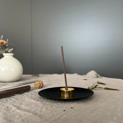 真鍮香立て（9穴）と黒マット鉄器プレート＋試験管入り線香付き 2枚目の画像