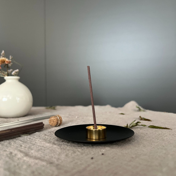 真鍮香立て（9穴）と黒マット鉄器プレート＋試験管入り線香付き 2枚目の画像