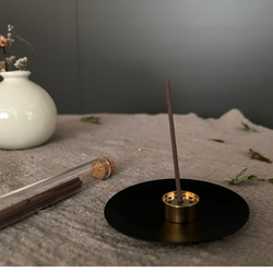 真鍮香立て（9穴）と黒マット鉄器プレート＋試験管入り線香付き 4枚目の画像