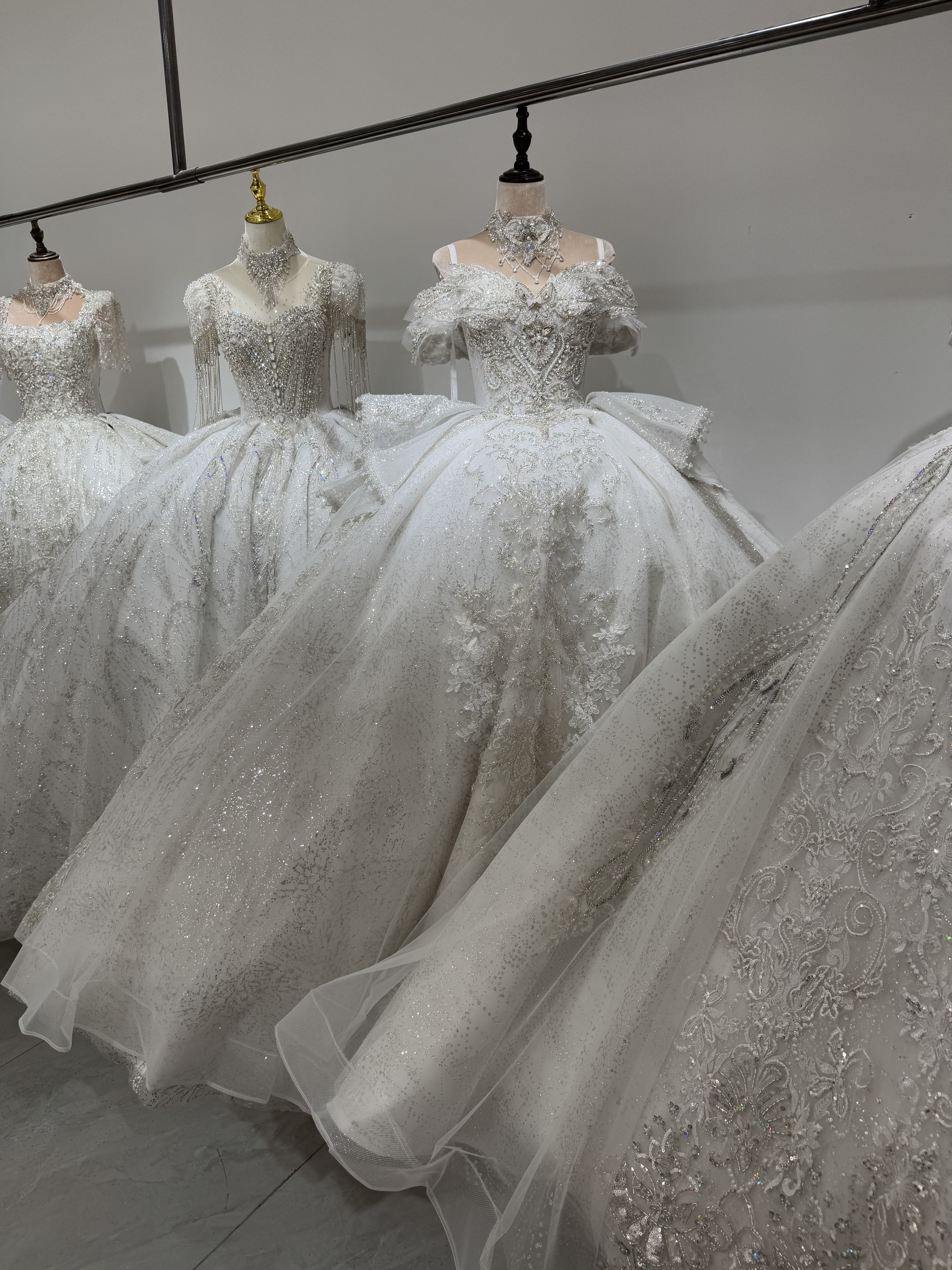 お買い得　韓国風　蝶々　二の腕を隠せる　白ホワイト　ストーンビジューあり　可愛い　プリンセスライン結婚式ラッフルスカート