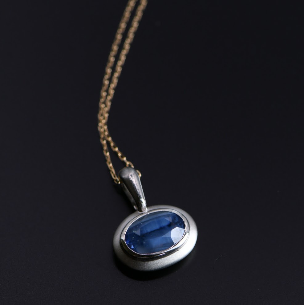Pt900 霧を纏うブルーサファイア ペンダントトップ
