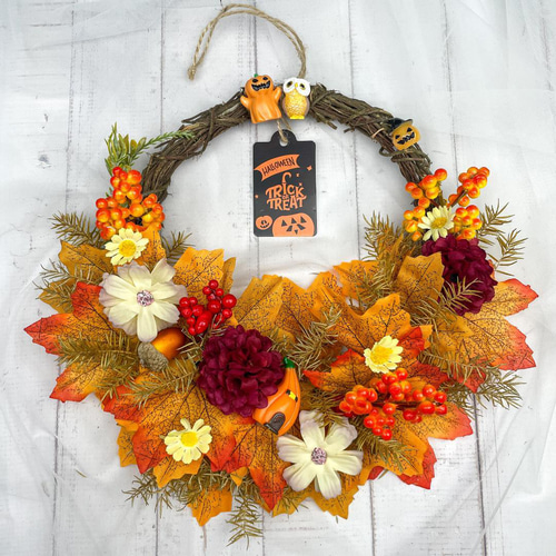 ハロウィンリース 秋色リーフと花飾り 30cm アートフラワー Hana 通販