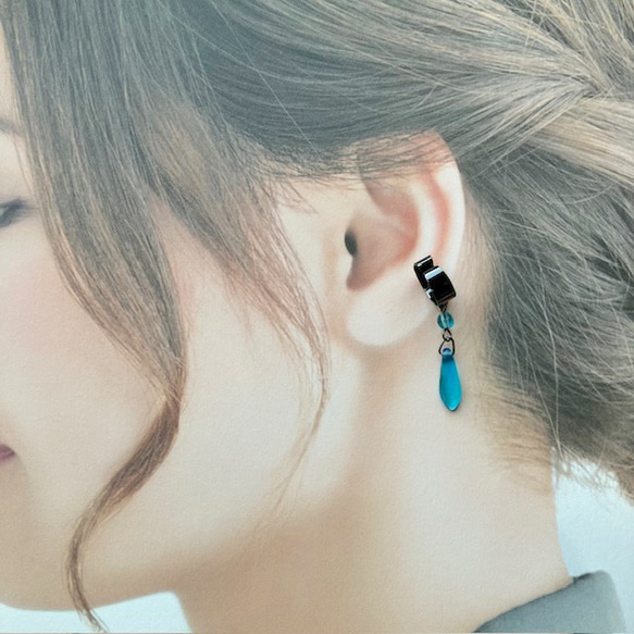 ブラックのイヤーカフにアクアマリンのガラス　(夏のまとめ髪、明るい髪色に映えるイヤーカフ　ダガー) 2枚目の画像