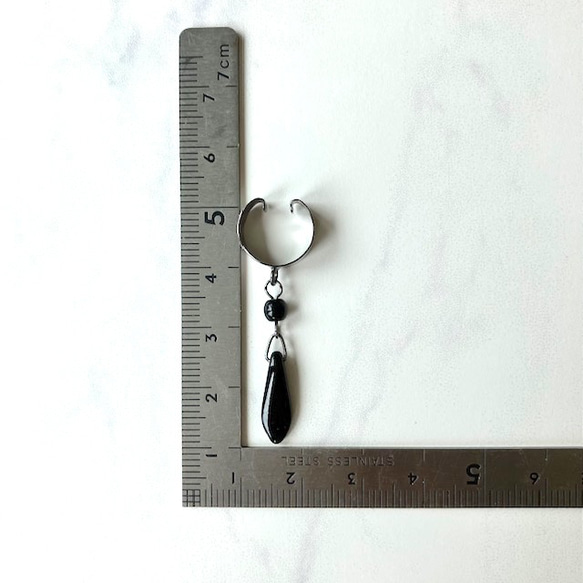 ブラックのイヤーカフにアクアマリンのガラス　(夏のまとめ髪、明るい髪色に映えるイヤーカフ　ダガー) 6枚目の画像