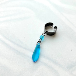 ブラックのイヤーカフにアクアマリンのガラス　(夏のまとめ髪、明るい髪色に映えるイヤーカフ　ダガー) 1枚目の画像