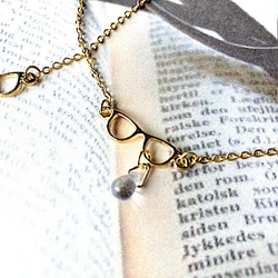 涙が追加できる　メガネ　のネックレス　（金色　ドロップ　個性的　ポップ　可愛い） 3枚目の画像