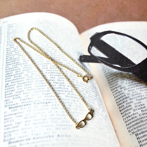 涙が追加できる　メガネ　のネックレス　（金色　ドロップ　個性的　ポップ　可愛い） 4枚目の画像