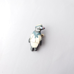 セーラー服のマゼランペンギン 漆ブローチ 3枚目の画像