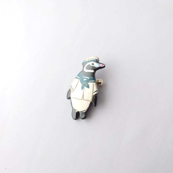 セーラー服のマゼランペンギン 漆ブローチ 3枚目の画像