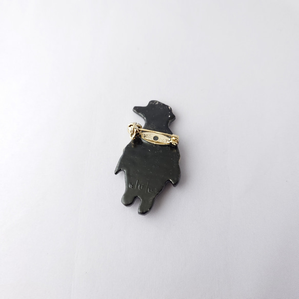 セーラー服のマゼランペンギン 漆ブローチ 4枚目の画像