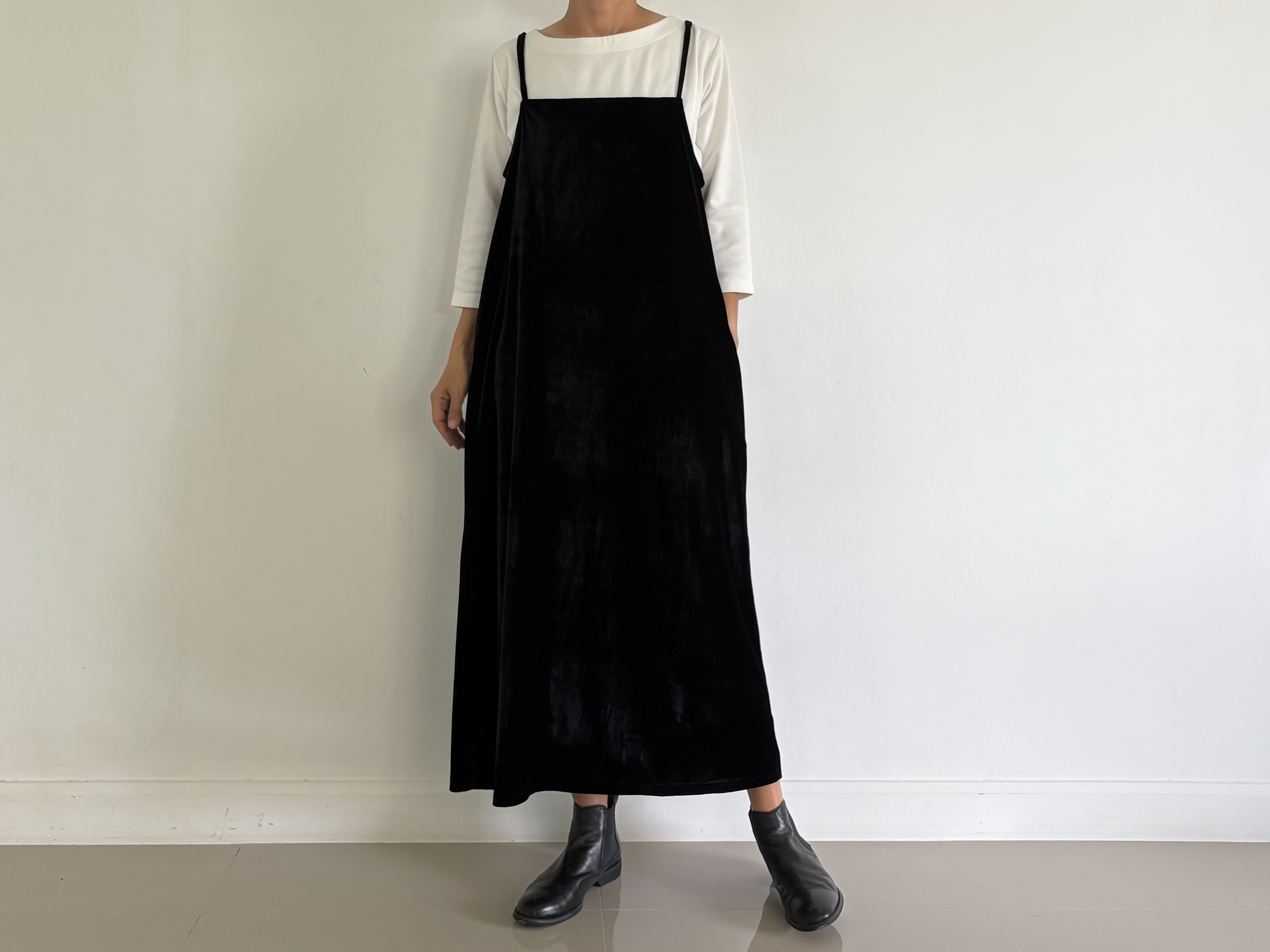 後ろ姿も″キュン″。秋冬だけのベルベット素材で魅せるリボン付きペンシルキャミソールワンピース 　黒