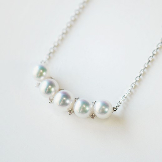 ルミナフラワーシリーズ 18Kホワイトゴールドネックレス 4-5mm 日本製アコヤ天然海水真珠 色調整不要 絶妙なデザイン