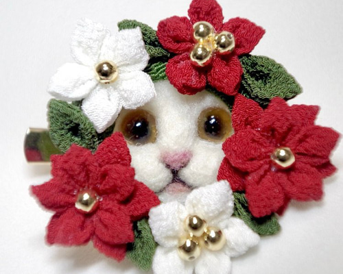 羊毛フェルト ポインセチアに隠れる猫 ブローチ コサージュ つまみ細工