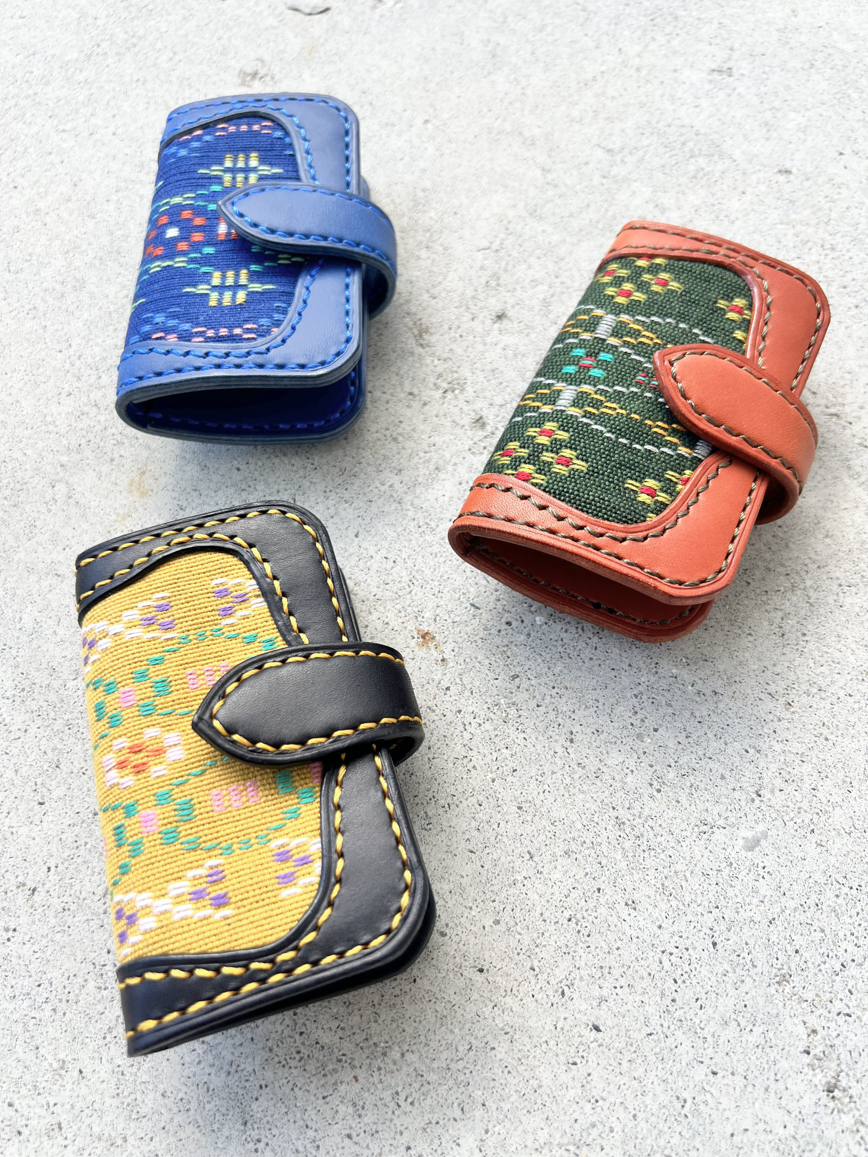 読谷花織×イタリアレザーの二つ折りキーケース　　3パターン