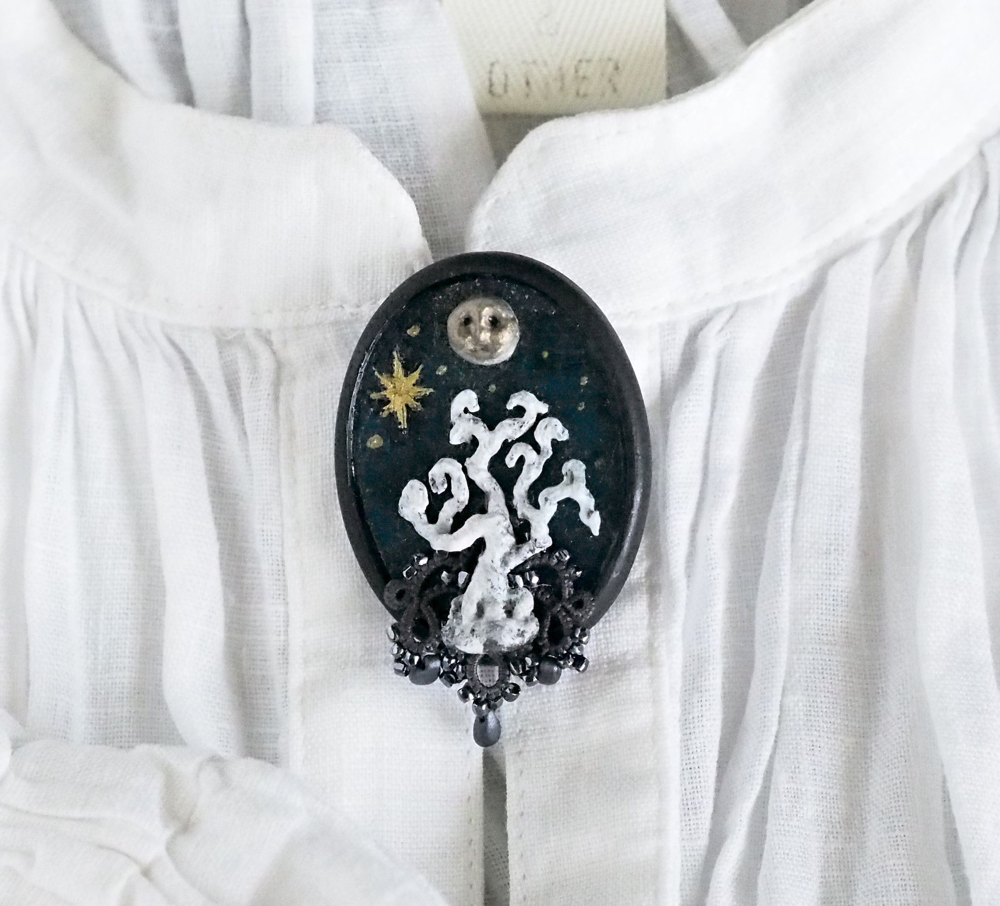 夜の森のブローチ【黒A】