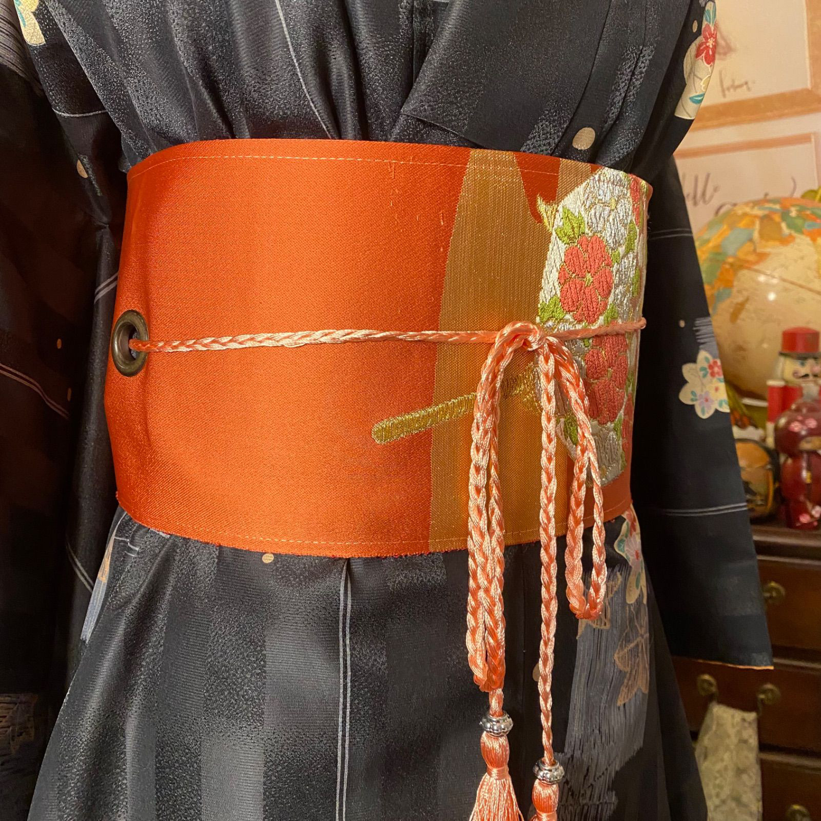 着物リメイク セミロング ワンピース｜洗える化繊素材＆名古屋帯 深い墨黒の地に、愛らしい花文  KW-1075