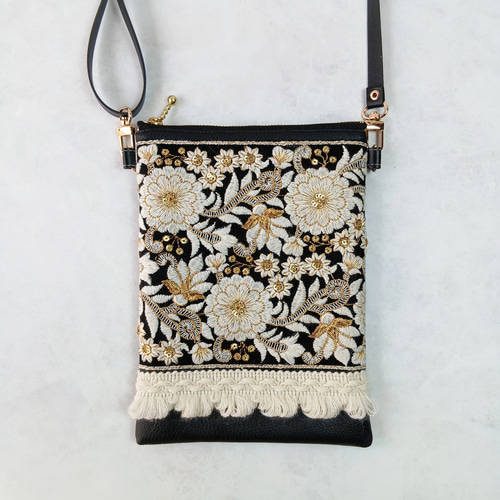 チュールインド刺繍リボンと合成皮革のスマホポシェット スマホ