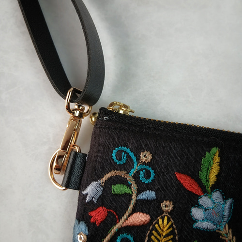 インド刺繍リボンと合成皮革のスマホポシェット カラフルガーデン