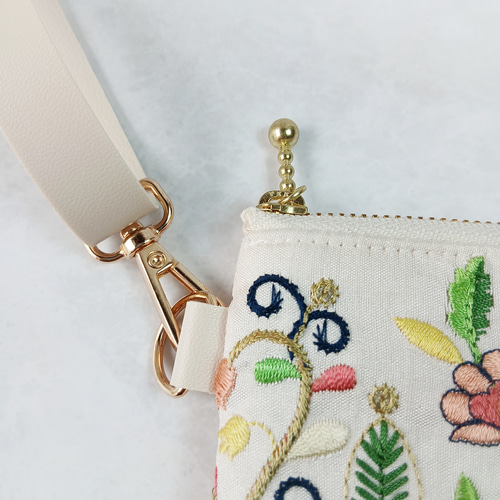 インド刺繍リボンと合成皮革のスマホポシェット カラフルガーデン