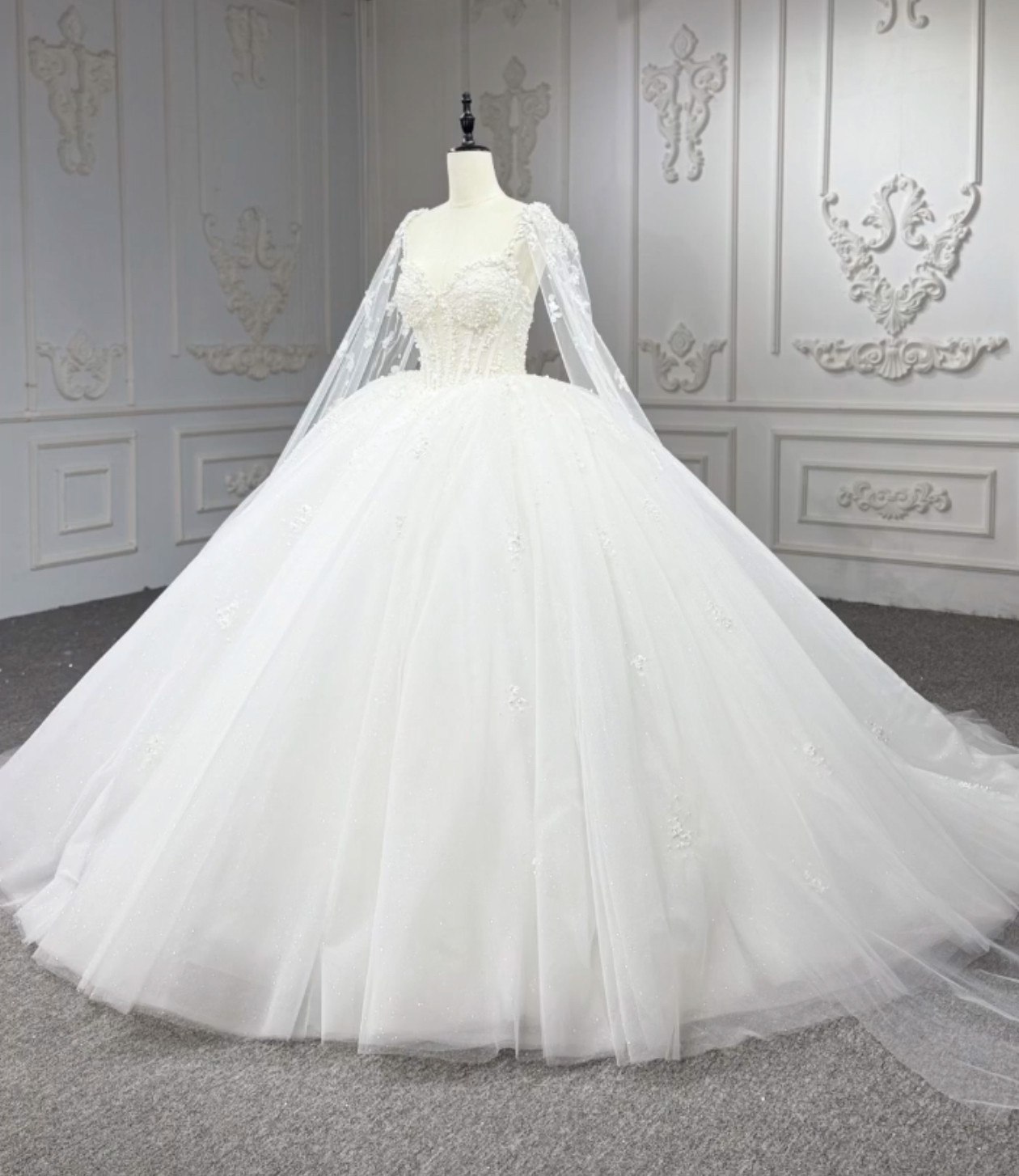 躊躇しない　白　パール付き　ウェディングドレスお勧め　大人気　ふわふわチュール　フレアスカート　可愛い　結婚式披露宴花嫁