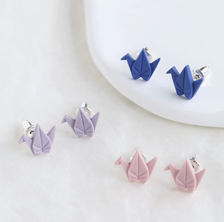【折り鶴】陶器　ピアス　シンプル　一粒　ユニセックス　s925ポスト