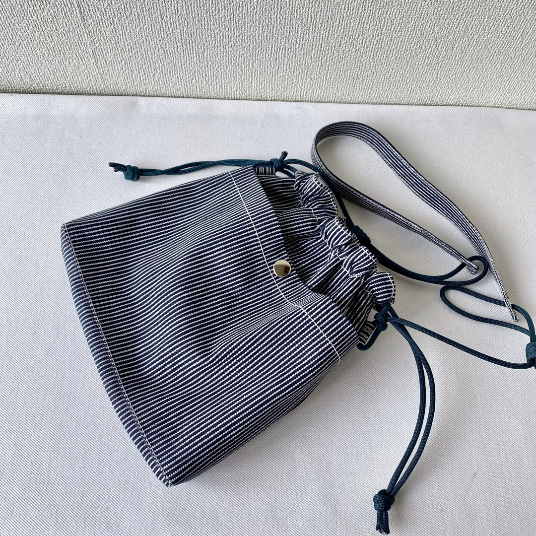 巾着ショルダーバッグ／ヒッコリーデニム生地
