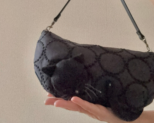 眠り猫小ぶりショルダーバッグ黒猫ミナペルホネンtambourine