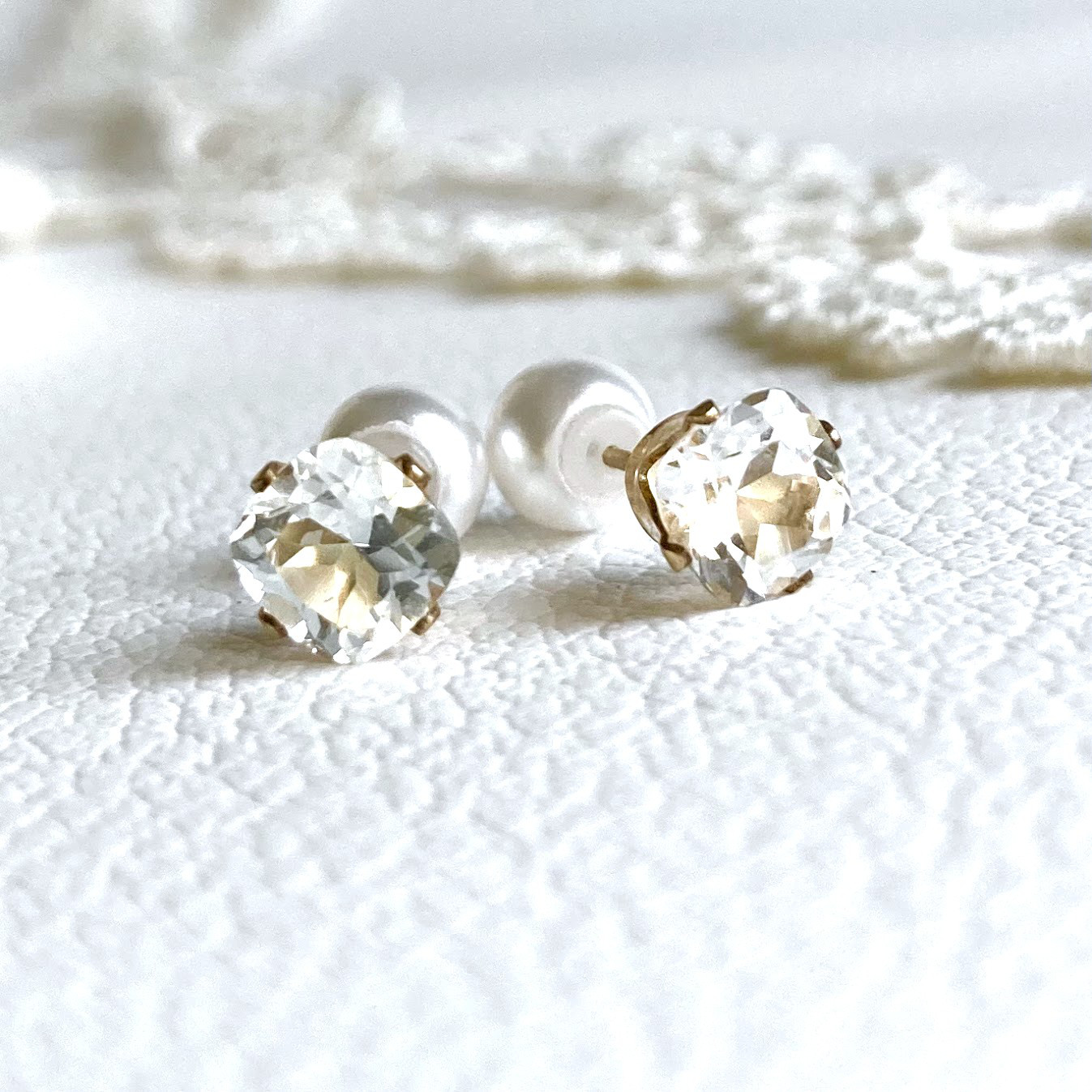 【月光の余韻】ホワイトトパーズのひと粒ピアス