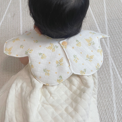 ハンドメイド　360°花びらスタイ　ミモザ刺繍　ミモザ柄　もくもくスタイ　名入れ ミモザ柄 スタイ 名入れ可能 花びらスタイ 360度スタイ 女の子 ベビー