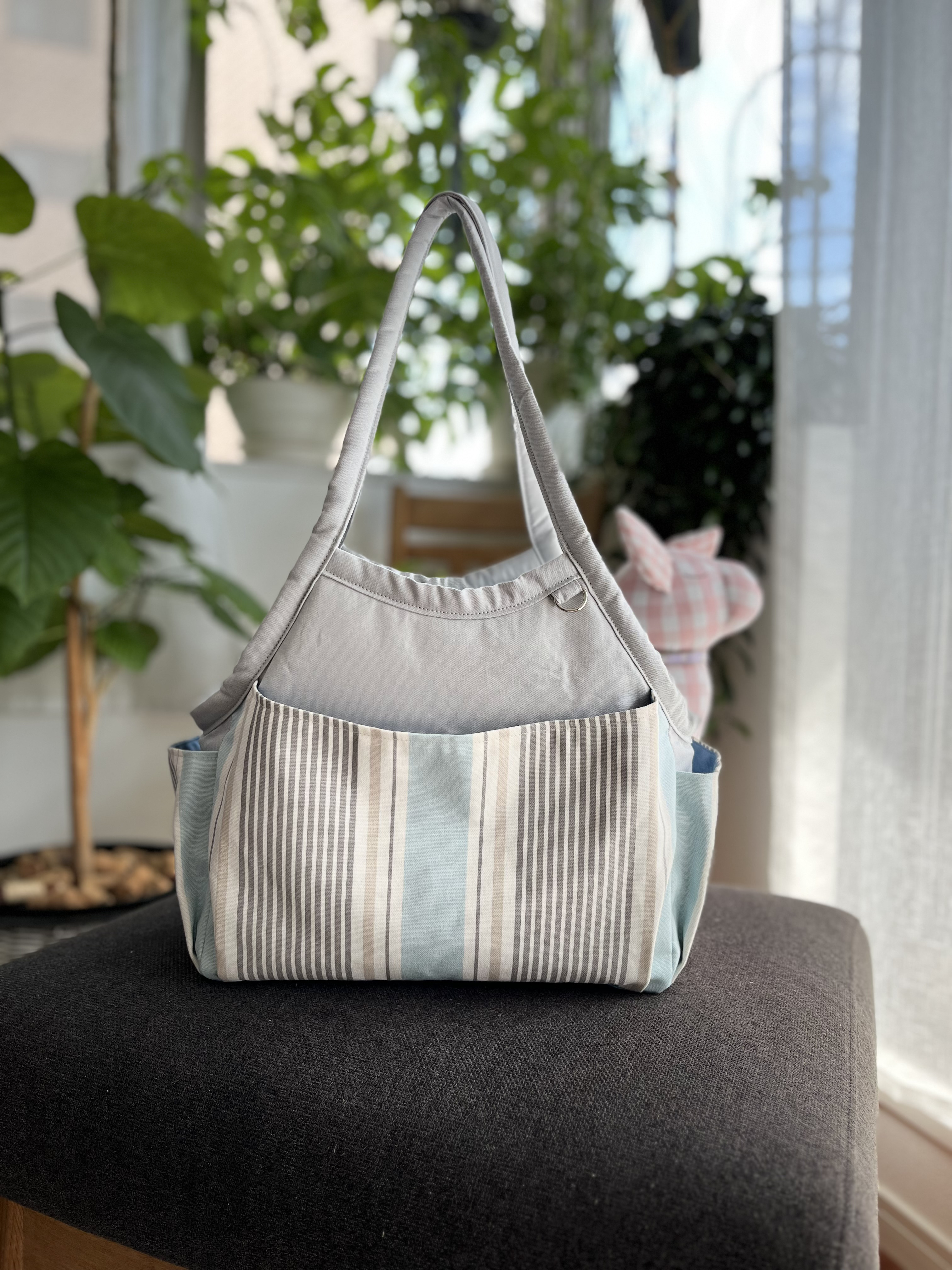 ペット用キャリーバッグ (Sサイズ)　飛び出し防止リード、メッシュネット付き【1点のみ】