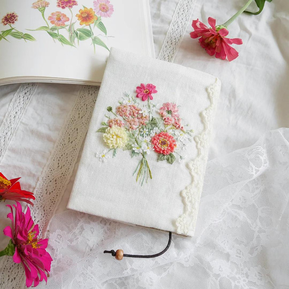 刺繍ブックカバー 文庫本サイズ 百日草のブーケ ブックカバー AZUKi