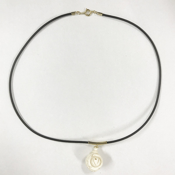 【本象牙】革紐ペンダント・バラ彫り18.0mm（No.Z_PN024）
