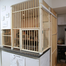 【にゃんこフェンス】猫の侵入防止柵 開き戸タイプ｜オーダーメイド木製猫柵 1枚目の画像
