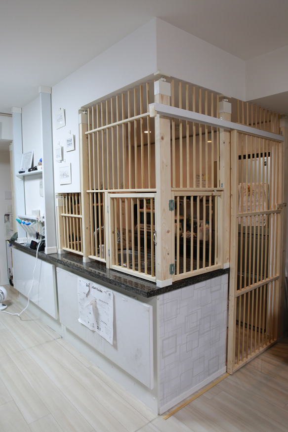 【にゃんこフェンス】猫の侵入防止柵 開き戸タイプ｜オーダーメイド木製猫柵 5枚目の画像