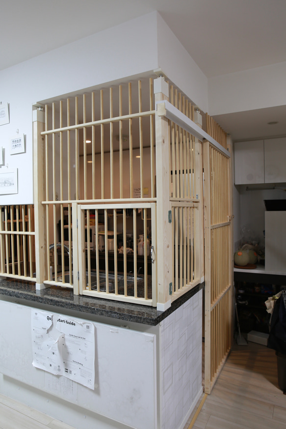 【にゃんこフェンス】猫の侵入防止柵 開き戸タイプ｜オーダーメイド木製猫柵 4枚目の画像