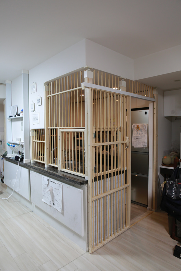 【にゃんこフェンス】猫の侵入防止柵 開き戸タイプ｜オーダーメイド木製猫柵 6枚目の画像