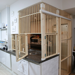 【にゃんこフェンス】猫の侵入防止柵 開き戸タイプ｜オーダーメイド木製猫柵 2枚目の画像