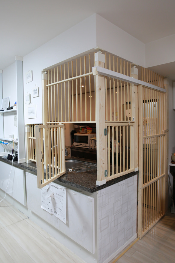 【にゃんこフェンス】猫の侵入防止柵 開き戸タイプ｜オーダーメイド木製猫柵 2枚目の画像