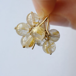 送料無料【14kgf／ルチルクォーツ】フラワーピアス　ゴールド　フック　天然石  華奢　シンプル　ルチルクウォーツ 3枚目の画像