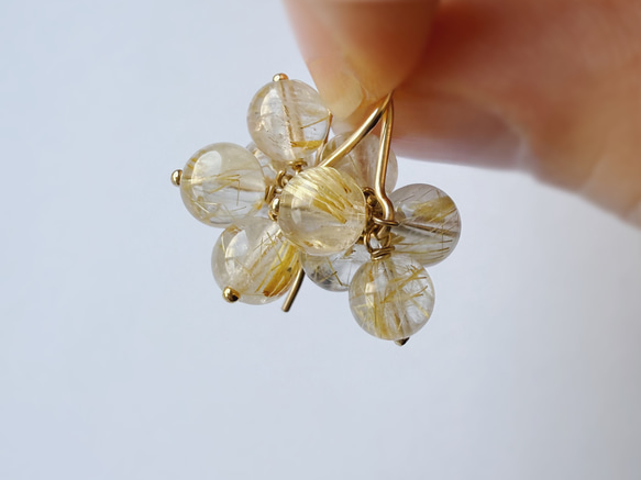 送料無料【14kgf／ルチルクォーツ】フラワーピアス　ゴールド　フック　天然石  華奢　シンプル　ルチルクウォーツ 3枚目の画像