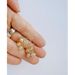 送料無料【14kgf／ルチルクォーツ】フラワーピアス　ゴールド　フック　天然石  華奢　シンプル　ルチルクウォーツ 2枚目の画像