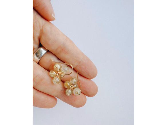 送料無料【14kgf／ルチルクォーツ】フラワーピアス　ゴールド　フック　天然石  華奢　シンプル　ルチルクウォーツ 2枚目の画像