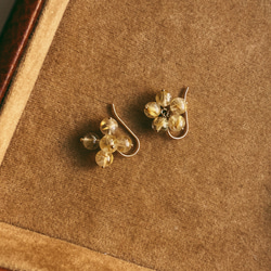 送料無料【14kgf／ルチルクォーツ】フラワーピアス　ゴールド　フック　天然石  華奢　シンプル　ルチルクウォーツ 4枚目の画像
